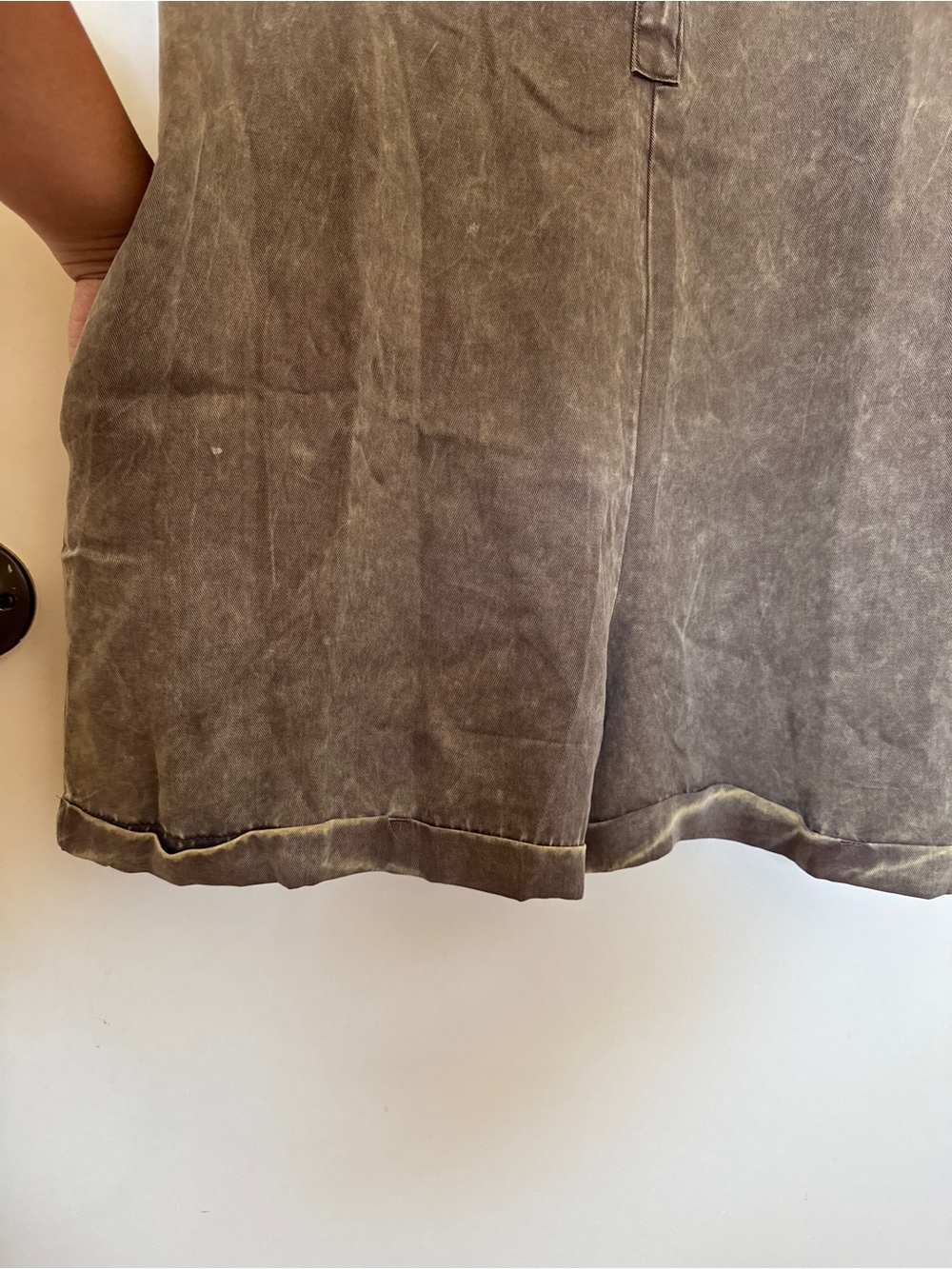 Zenana Outfitters Short Sleeve half button down Romper in acid wash brown size L - Picture 5 of 9